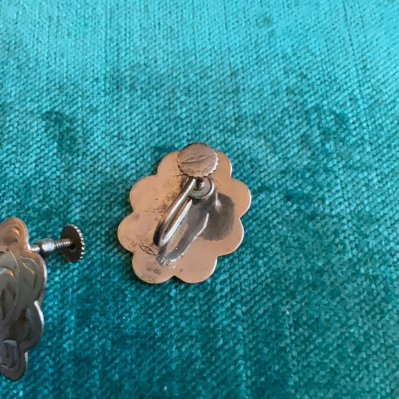 Vintage 40’s etched sterling silver earrings - floral hand etched - Picture 6 of 6